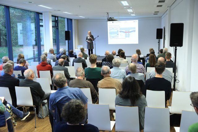 An den Radpendlerrouten im Rechtsrheinischen lauschen gespannt einem Vortrag zum Projekt