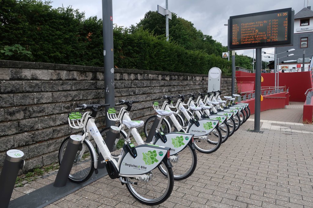 Mehrere Fahrräder des Ausleihsystems Bergisches e-Bike stehen am Bahnhof in Rösrath